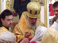 Высокопреосвященнейший митрополит Мефодий совершает таинство причастия в день памяти святителя Николая Алматинского в Свято-Никольском соборе