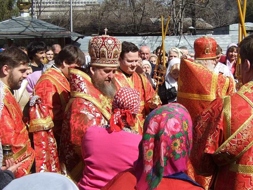 Архиерейская пасхальная служба владыки Александра в Свято-Никольский собор Русской Православной Церкви в Алматы 4 апреля 2010 г.