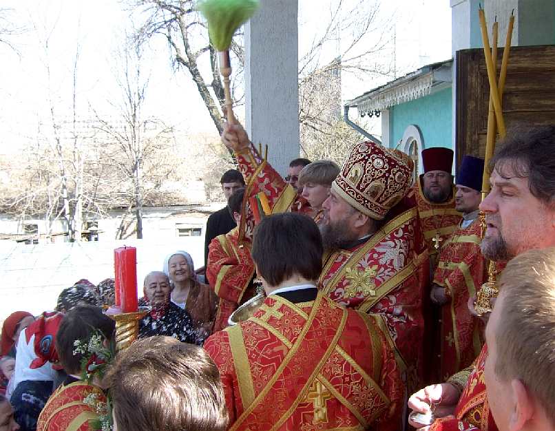 Архиерейская пасхальная служба владыки Александра в Свято-Никольский собор Русской Православной Церкви в Алматы 4 апреля 2010 г.