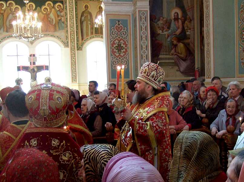 Архиерейская пасхальная служба владыки Александра в Свято-Никольский собор Русской Православной Церкви в Алматы 4 апреля 2010 г.