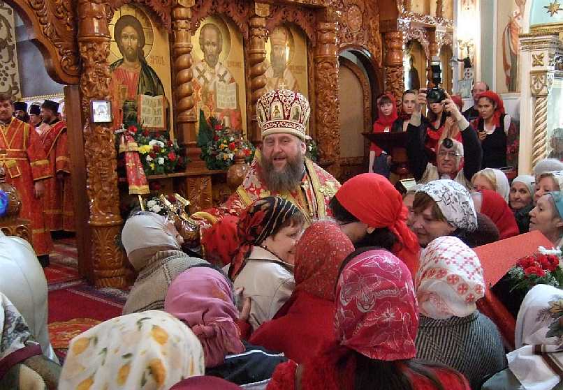 Архиерейская пасхальная служба владыки Александра в Свято-Никольский собор Русской Православной Церкви в Алматы 4 апреля 2010 г.