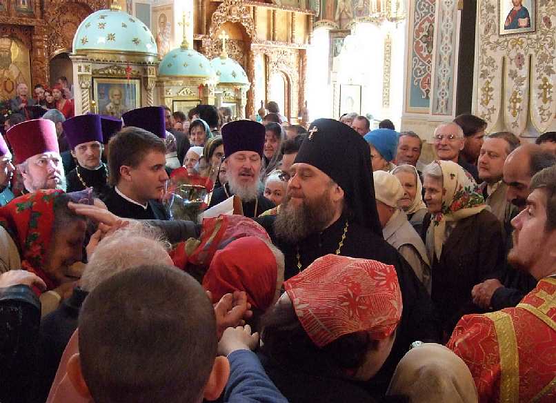 Архиерейская пасхальная служба владыки Александра в Свято-Никольский собор Русской Православной Церкви в Алматы 4 апреля 2010 г.