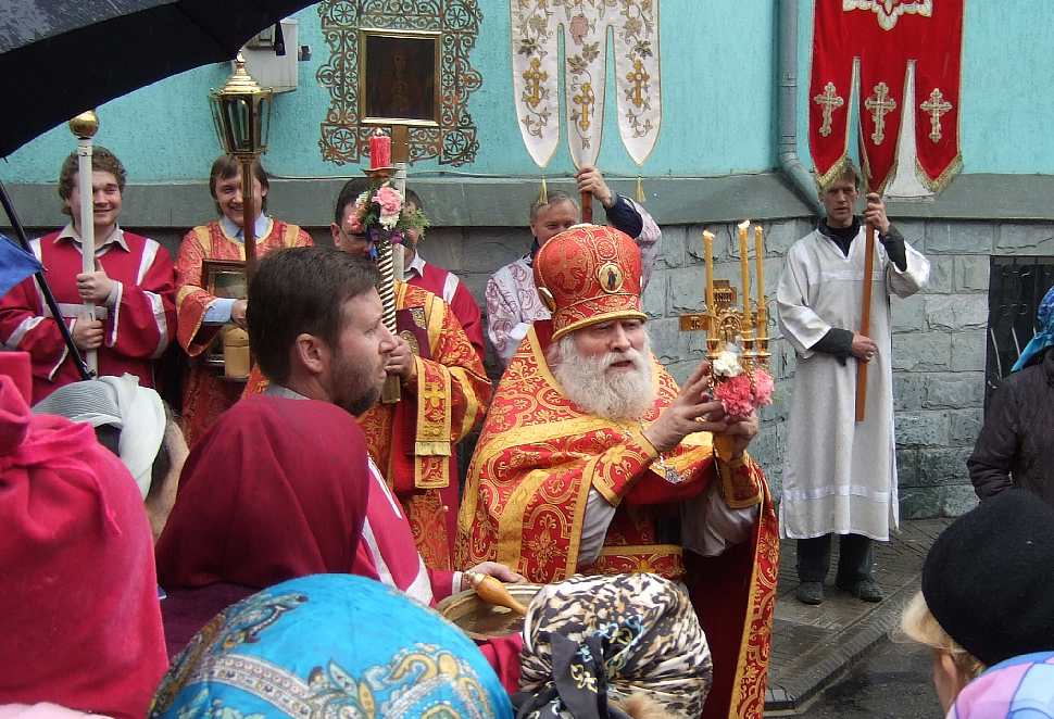 Крестный ход в Благовещение в Свято-Никольском соборе Русской Православной Церкви в Алматы 7 апреля 2010 г