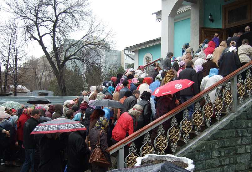 Крестный ход в Благовещение в Свято-Никольском соборе Русской Православной Церкви в Алматы 7 апреля 2010 г