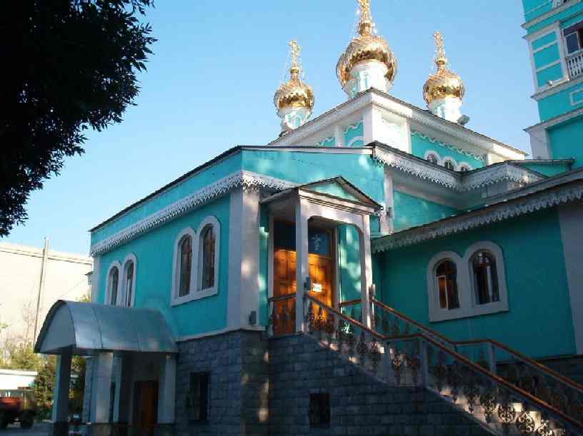 Вход в Храм Успения Пресвятой Богородицы при Свято-Никольском Соборе в Алматы