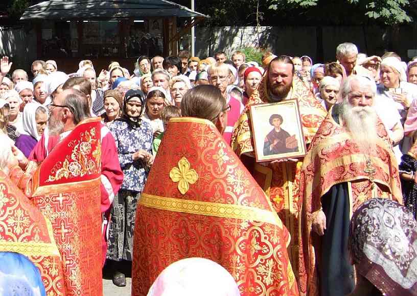 благословение батюшки Иоанна (Журавлева) в Свято-Никольском соборе Русской Православной Церкви в Алматы