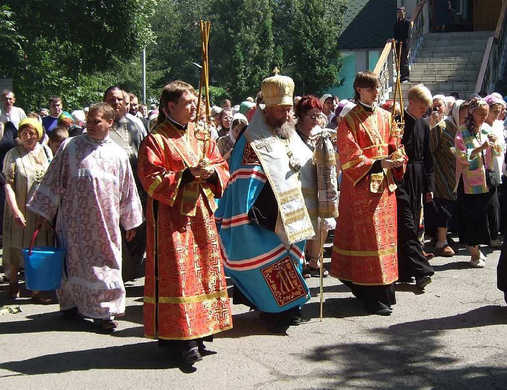 День св. вмч Пантелеимона Целителя. Архиерейская служба владыки Александра в Свято-Никольский собор Русской Православной Церкви в Алматы 9 августа 2010 г.