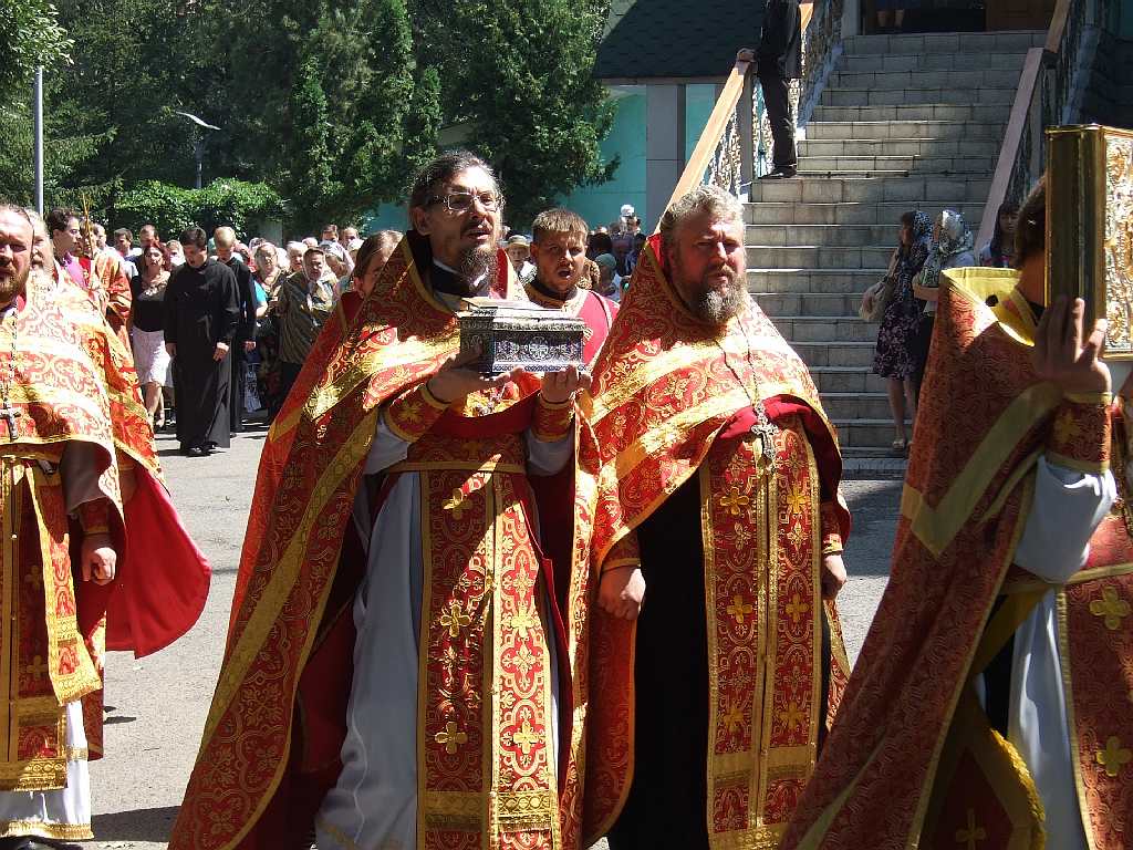 День св. вмч Пантелеимона Целителя. Архиерейская служба владыки Александра в Свято-Никольский собор Русской Православной Церкви в Алматы 9 августа 2010 г.