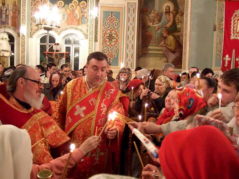 Пасха Христова в Свято-Никольском соборе Русской Православной Церкви в Алматы. Благодатный огонь