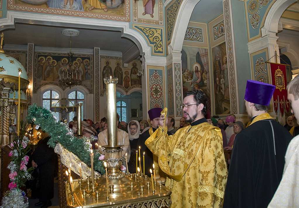 Рождественская служба в Свято-Никольском соборе Русской Православной Церкви в Алматы, 2009