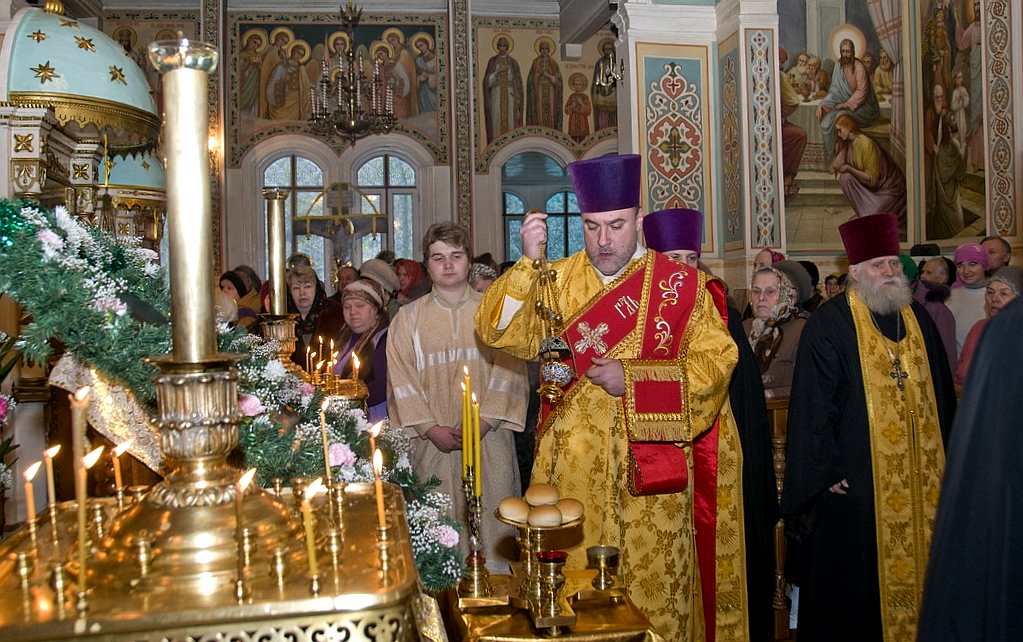 Рождественская служба в Свято-Никольском соборе Русской Православной Церкви в Алматы, 2009