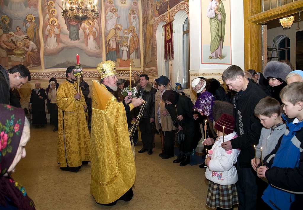 Рождественская служба в Свято-Никольском соборе Русской Православной Церкви в Алматы, 2009